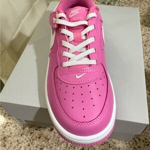 Nike Kids Sneakers in Bright Pink